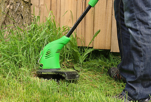 Ein Rasentrimmer erspart viel Zeit bei der Gartenarbeit