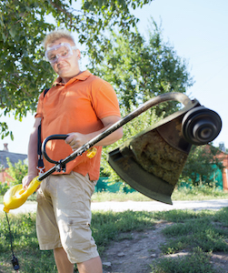Eine Elektrosense mit Doppelgriff erleichtert die Gartenarbeit